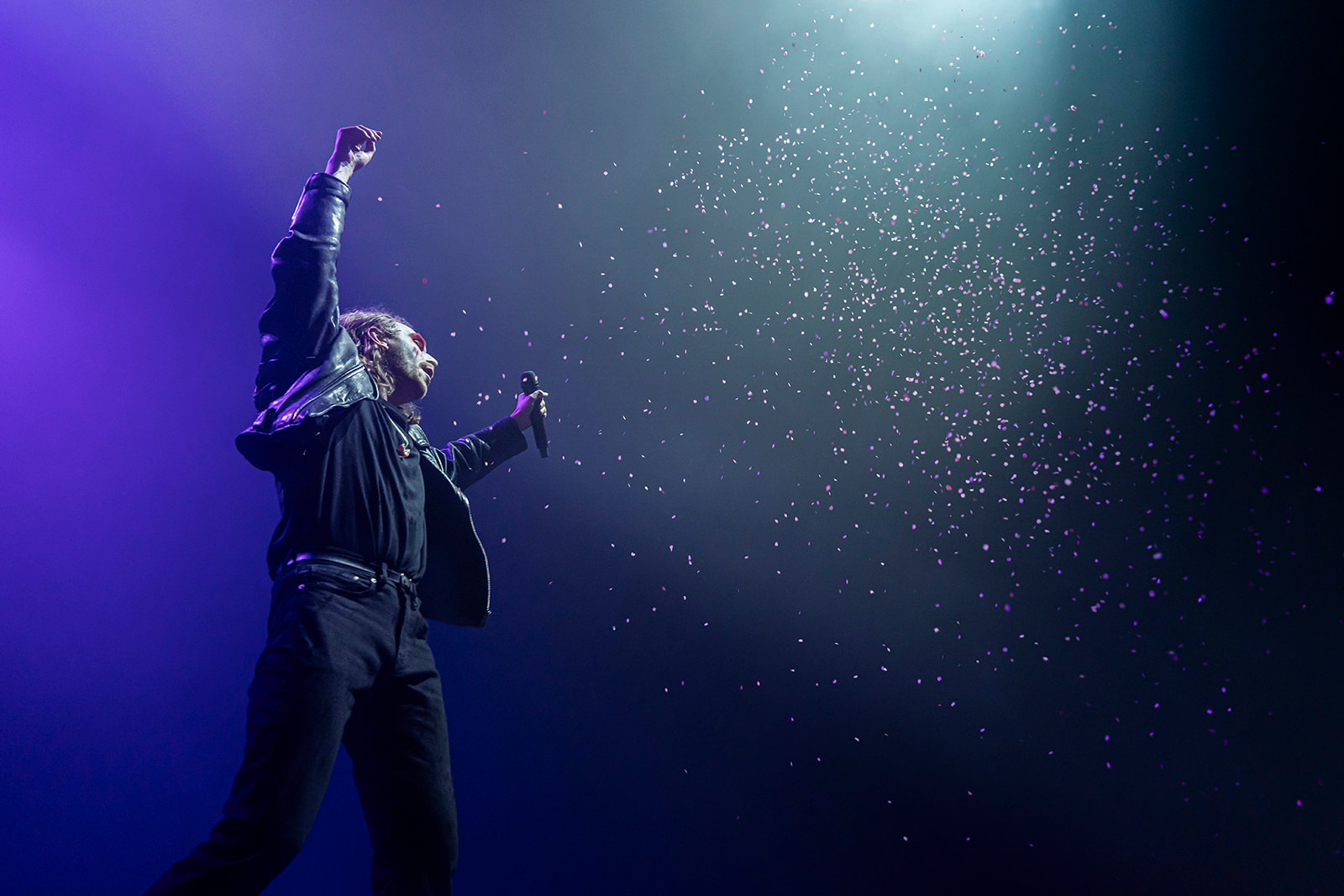 Scène artistique brute et saturée